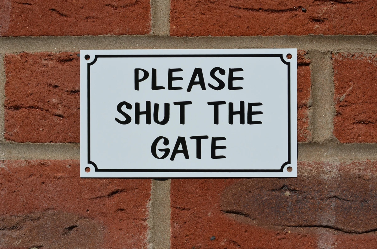"Please Shut The Gate" Garden Fence Sign – Black & White, Plastic, Outdoor Durable 10 thumbnail image