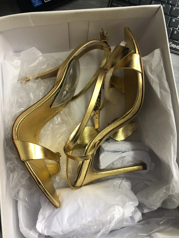 Sandalia de cuero metálico Schutz para mujer con correa al tobillo Elora dorada talla 7,5B defectuosa Foto 3 de 4