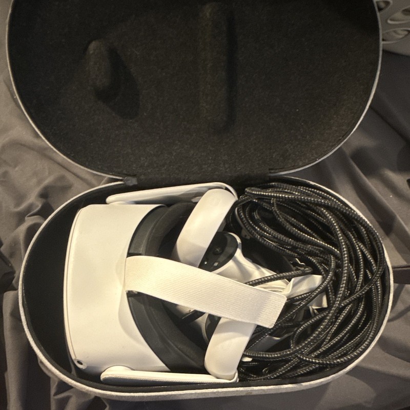 Meta Quest 2 Standalone VR Headset 90 Hz USB-C White w/ Controllers & Link Cable