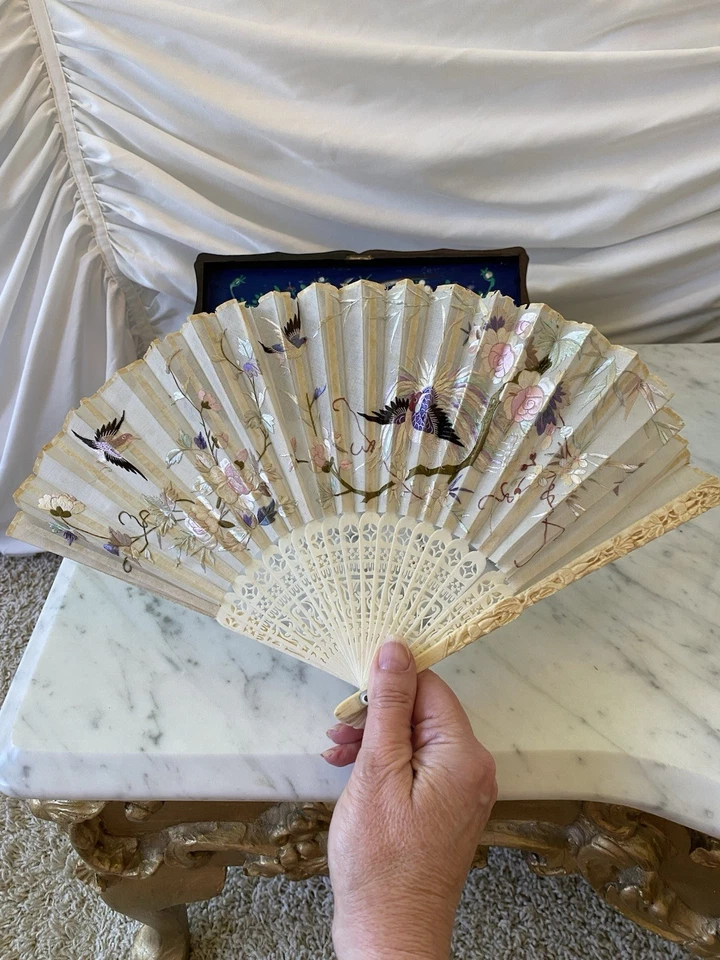 Antiguo abanico bordado de seda de la dinastía Qing china caja de laca pintada a mano Foto 3 de 4