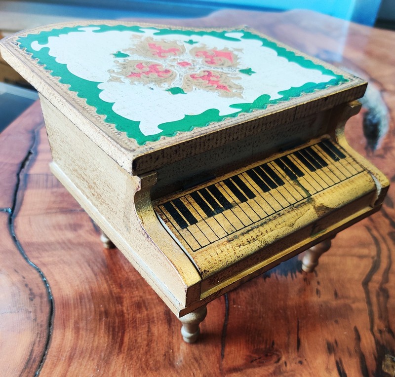 Vtg Gold Tone Wood Hand Painted Piano Jewelry/Music Box Japan Phil Papel 