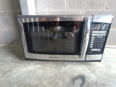 Emerson Countertop Microwave Oven, 6 Pre-Programmed Settings 1000W