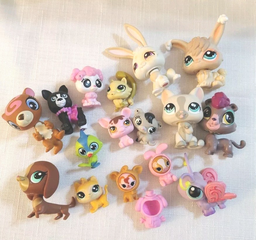 Littlest Pet Shop Lot Of 16 Figurines Includes 2 Rolleroos + Bonus Rolleroo Suit