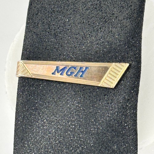 Tie Bar Tie Clasp Textured Gold Tone Blue Enamel Letters MGH 1.5 Inches Vintage - 第 2/8 張圖片