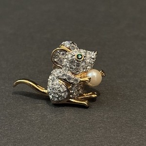Authentic Swarovski Mouse Holding a Pearl Pin Gold Plated Green Eye Hat Lapel Tac Brooch