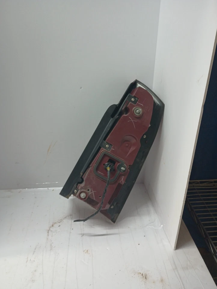 Luz trasera izquierda conductor Cadillac STS 2005-2007 luz trasera izquierda OEM Foto 2 de 4