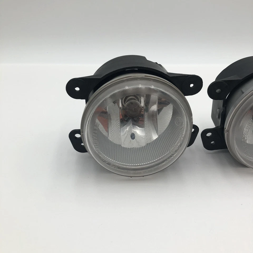 Комплект из двух оригинальных корпусов противотуманных фар для Jeep Wrangler JK/JKU 2007–2018 годов выпуска Mopar - Изображение 2 из 4