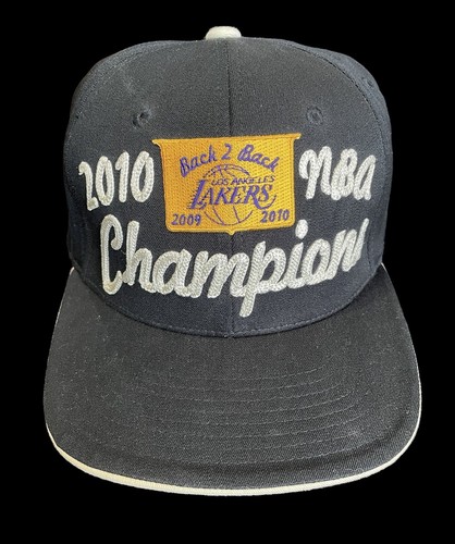 Gorra ajustada en vestuario Adidas 2010 LA Lakers campeones de la NBA - Imagen 11 de 12
