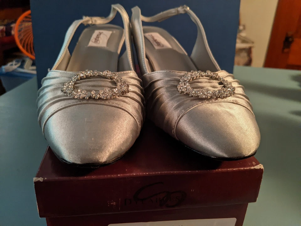 Dyeables Women's Dress Shoes Size 11D Ann Silver Satin Pre-owned In Box - Image 2 of 4