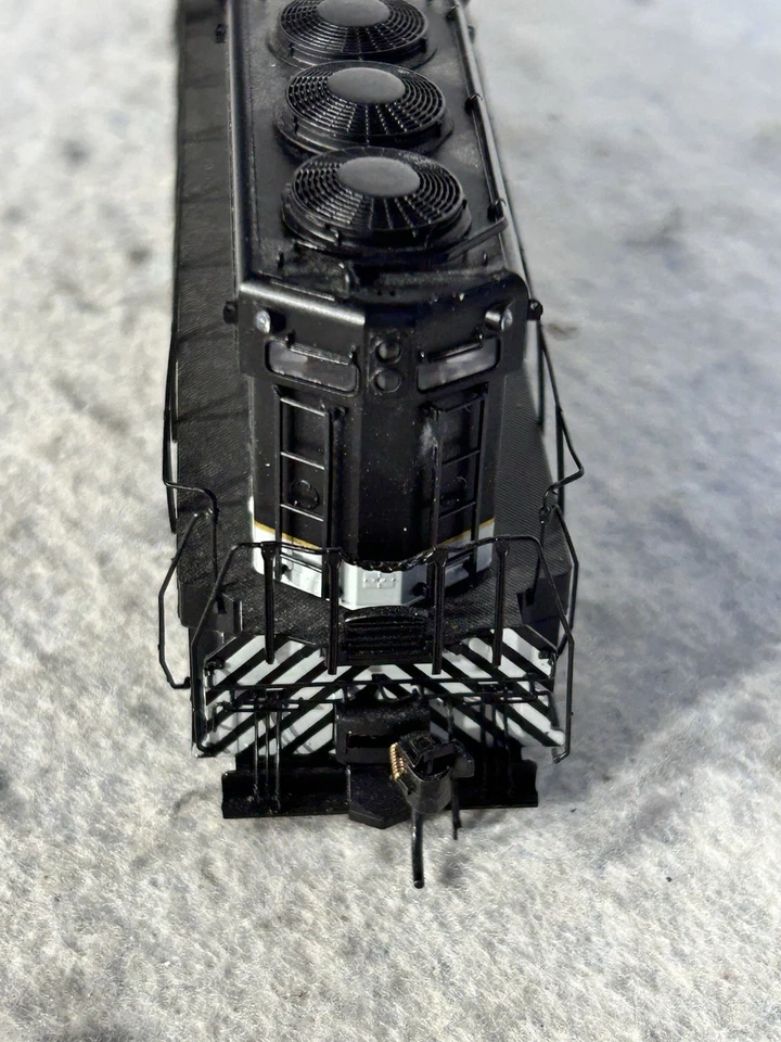 Handsome Atlas Silver Southern RR SD-24 DCC Loco HO Tuxedo Scheme - Image 3 of 4