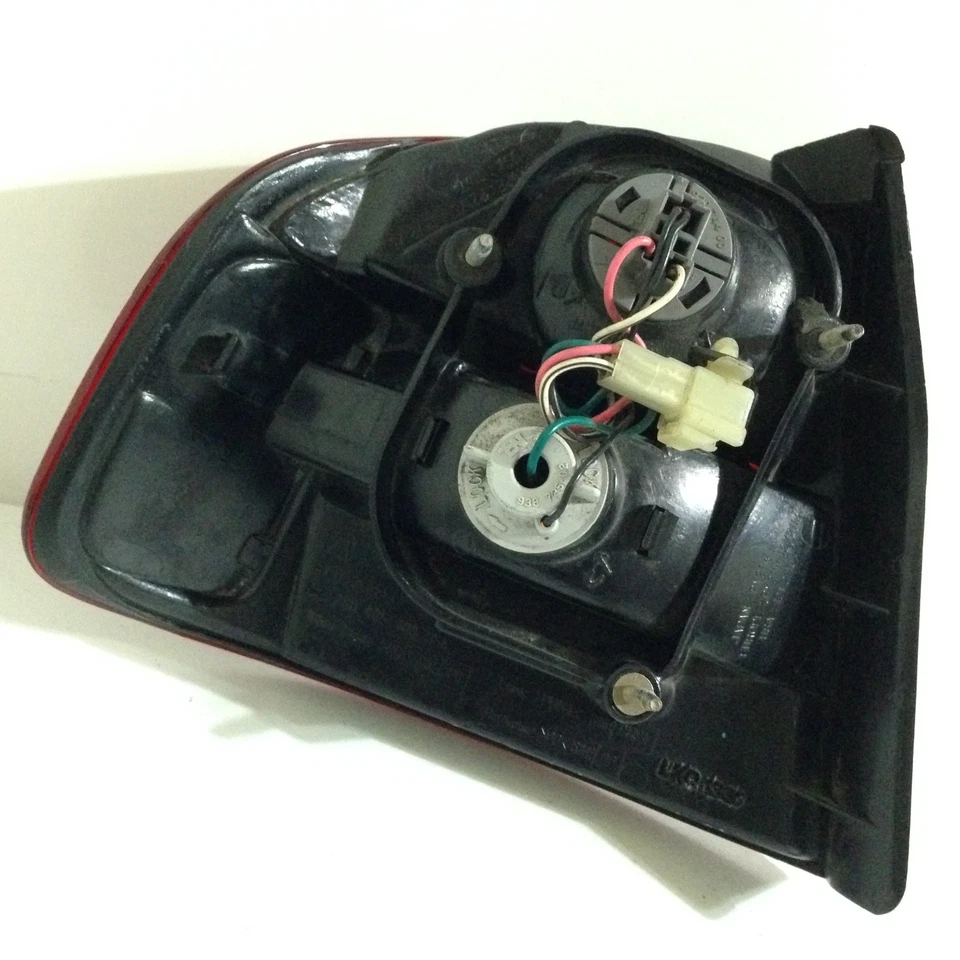 Luz trasera lateral derecha para pasajero Subaru Legacy 2000-2004 sedán no vagón OEM brillante Foto 4 de 4