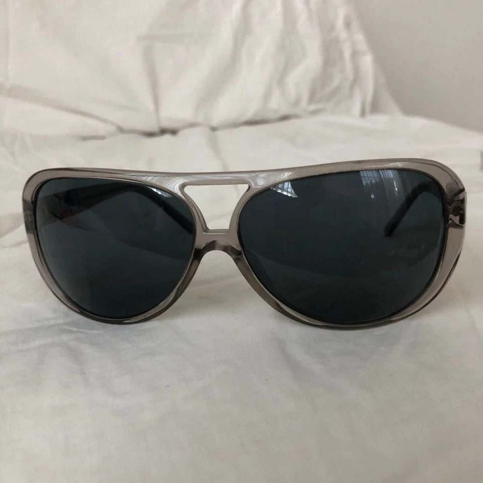 Auténticas gafas de sol de aviador Chanel Coco Mark Matelasse marco gris transparente Italia Foto 3 de 4