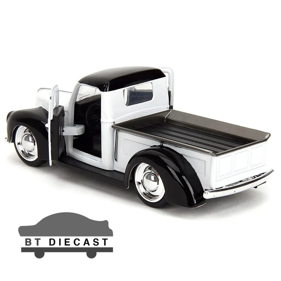 JADA DISNEY'S MICKEY MOUSE STEAMBOAT WILLIE 1941 FORD 1/32 WHITE / BLACK 36091 - Image 4 of 4