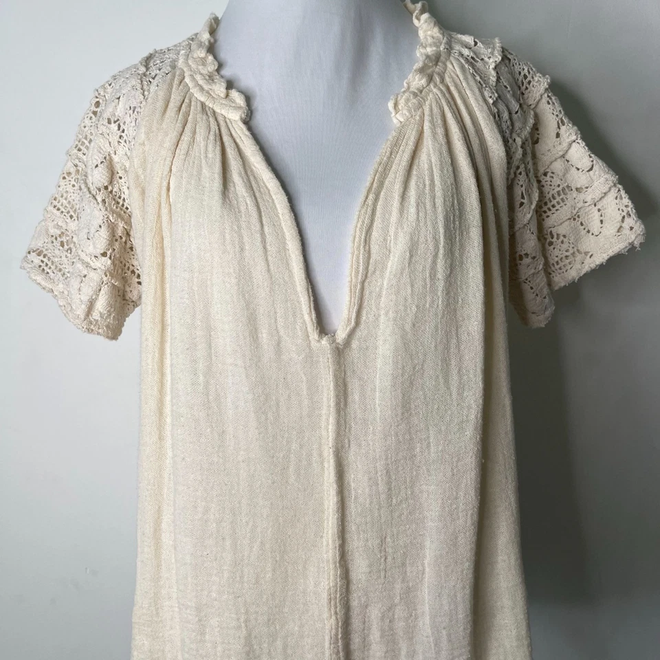 Blusa para mujer Jen's Pirate Booty crema cuello en V con cordones manga corta talla pequeña Foto 2 de 4