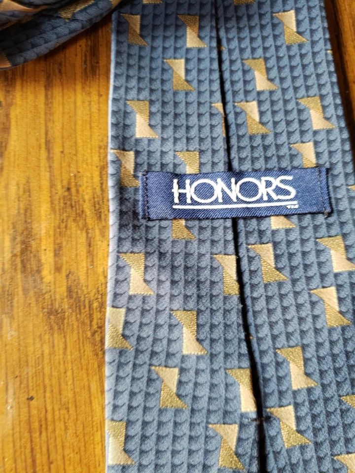 Corbata de seda HONORS azul con triángulo dorado para hombre Foto 3 de 3
