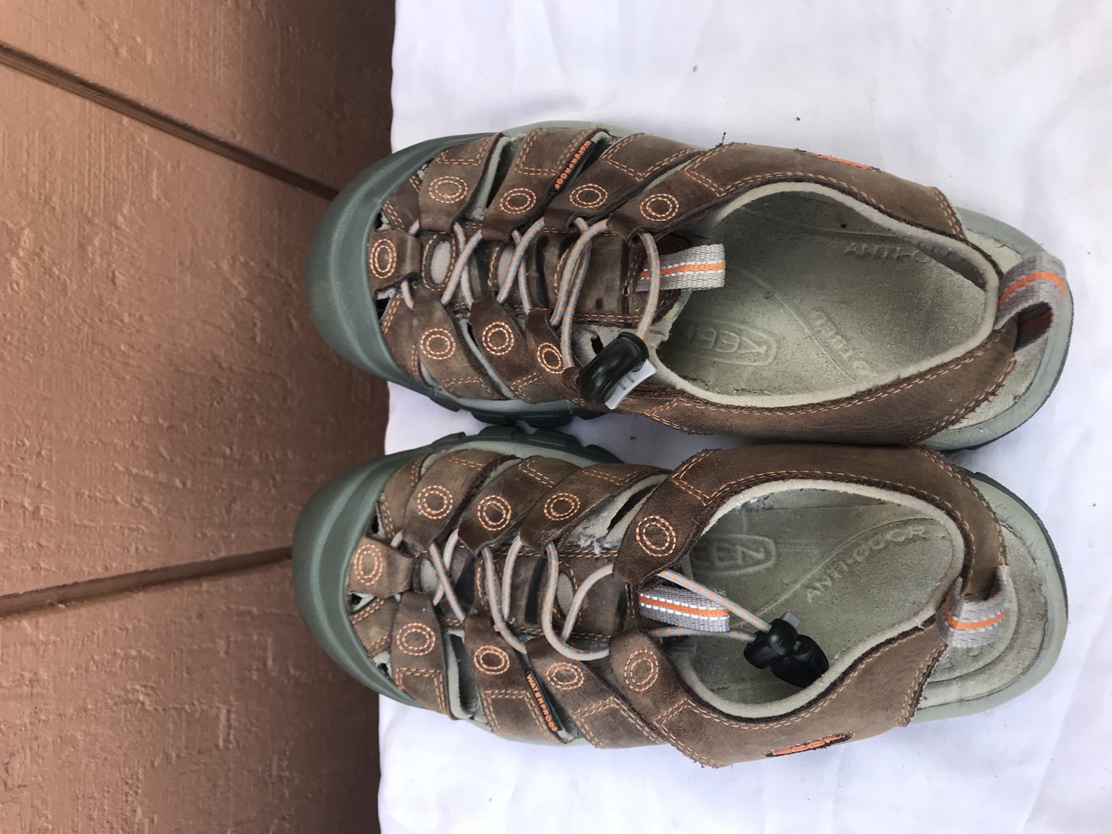 Sandali sportivi Keen Newport marroni impermeabili in pelle da donna usati in ottime condizioni US 8 EUR 38 5 A7