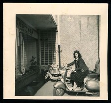 Hübsche Frau auf Vespa Motorroller vor Vespa Händler - 1960er - Foto 7x7cm