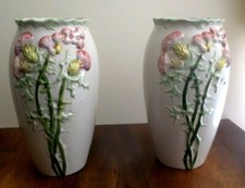 Grande paire anciens vases faïence porcelaine blanche barbotine floral vert rose