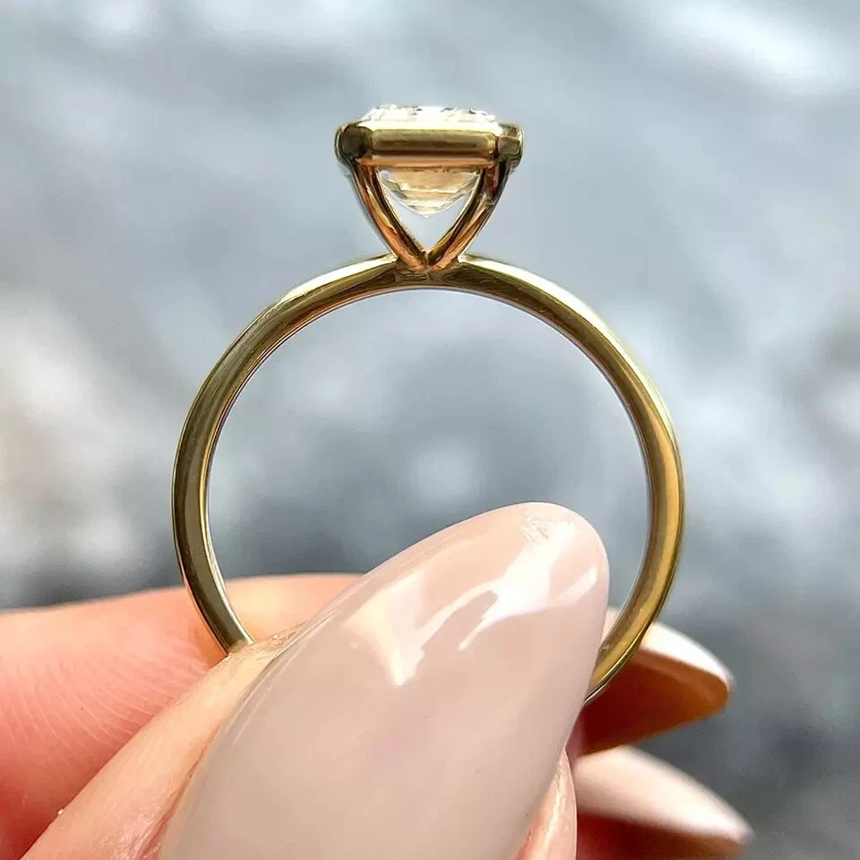 Conjunto de anillo de compromiso enchapado en oro amarillo de 14 K con bisel de moissanita corte esmeralda de 2,50 quilates Foto 3 de 4