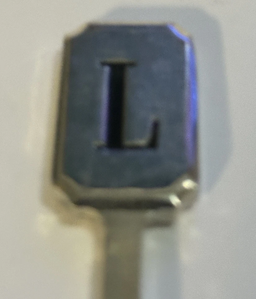 Cuchillo esparcidor Mudpie Initial “L” 6 pulgadas de metal Foto 2 de 4