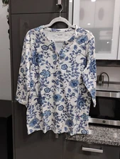 Blair Women’s L Henley Top White Blue Floral 3/4 Sleeve Cotton Blend Shirt