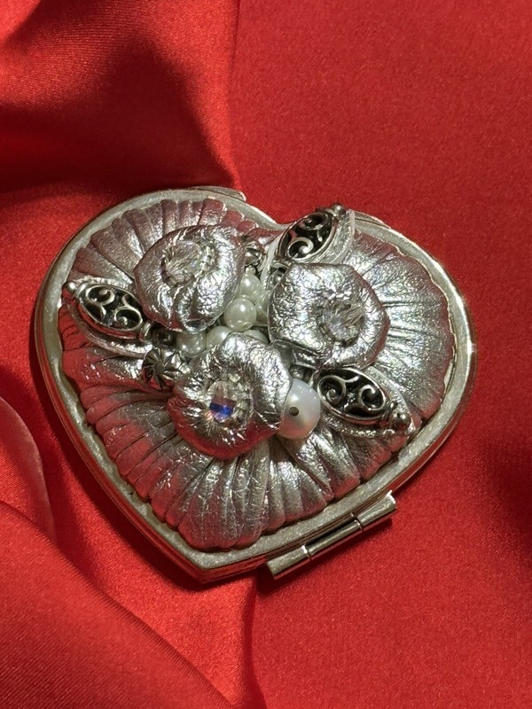 New Brighton Compact Detailed Silvertone Mirror/Flowers Crystals Pearls Feminine