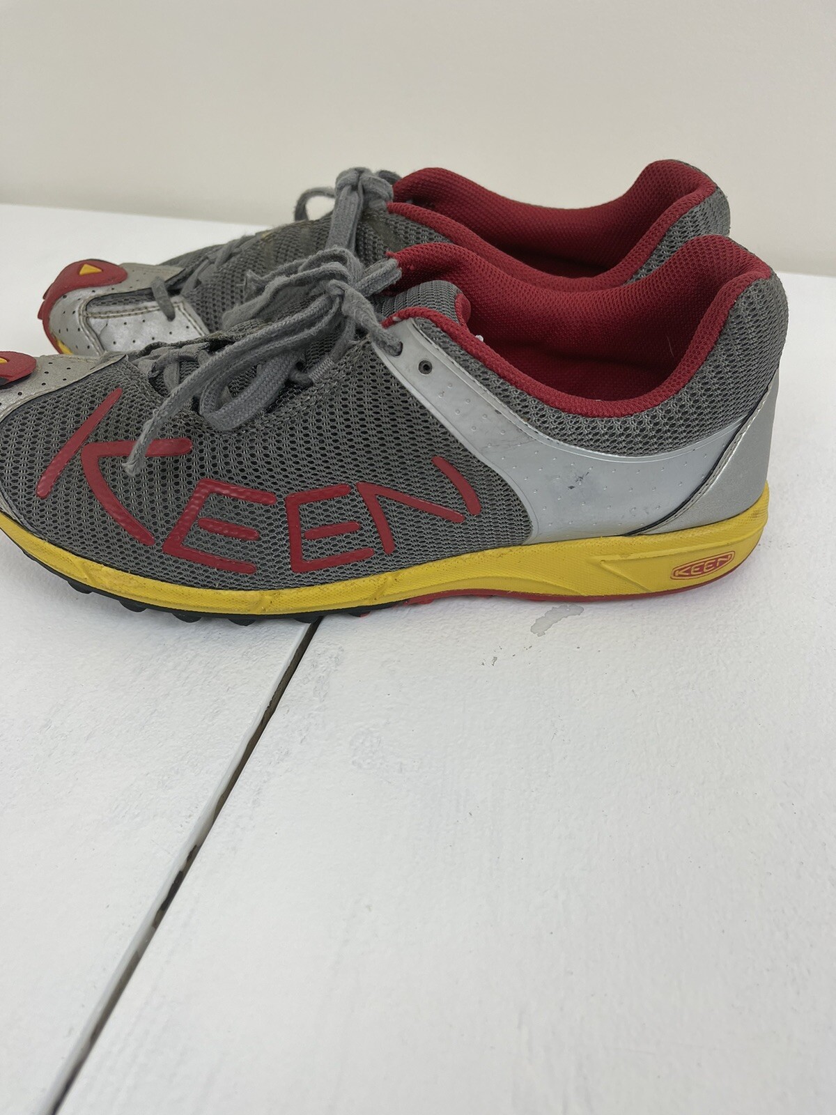 Scarpe da trail running Keen A86 grigie rosse gialle da uomo 8 5