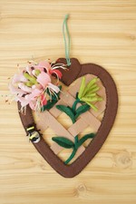 HANDMADE CRAFTED DECORATIVE HANGING HEART SHAPE TRELLIS WITH HONEY SUCKLE PINK