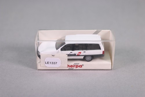 LE1337 HERPA 041935 Voiture Ho 1:87 Opel Omega GLS ambulance Swissair blanche | Zustand: Occasion