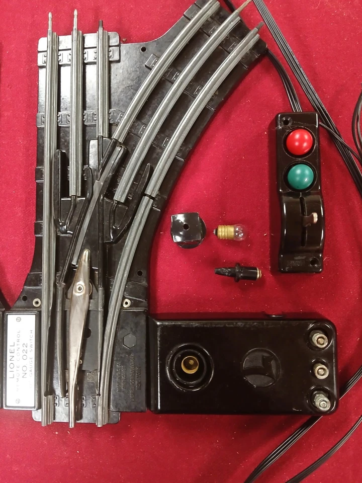 Lionel 022 Remote Controlled Switches, Left and Right Hand - Image 2 of 4