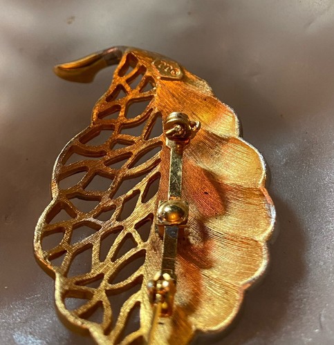 Vintage JJ Jonette Brooch 2 Toned Enamel White Frosted Gold-toned Signed 2.5” - Picture 12 of 15