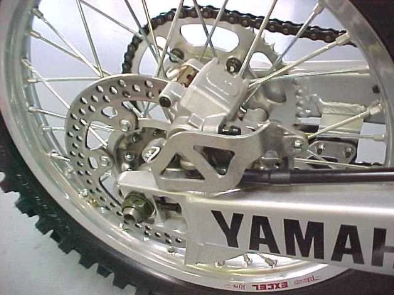 Protector pinza freno trasero Works Connection 25-030 Yamaha YZ125 YZ250 WR426F  Foto 3 de 4