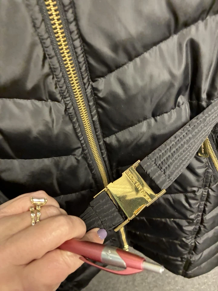 Chaqueta acolchada acolchada con capucha con ribete de piel sintética para mujer Michael Kors en negro talla S Foto 4 de 4