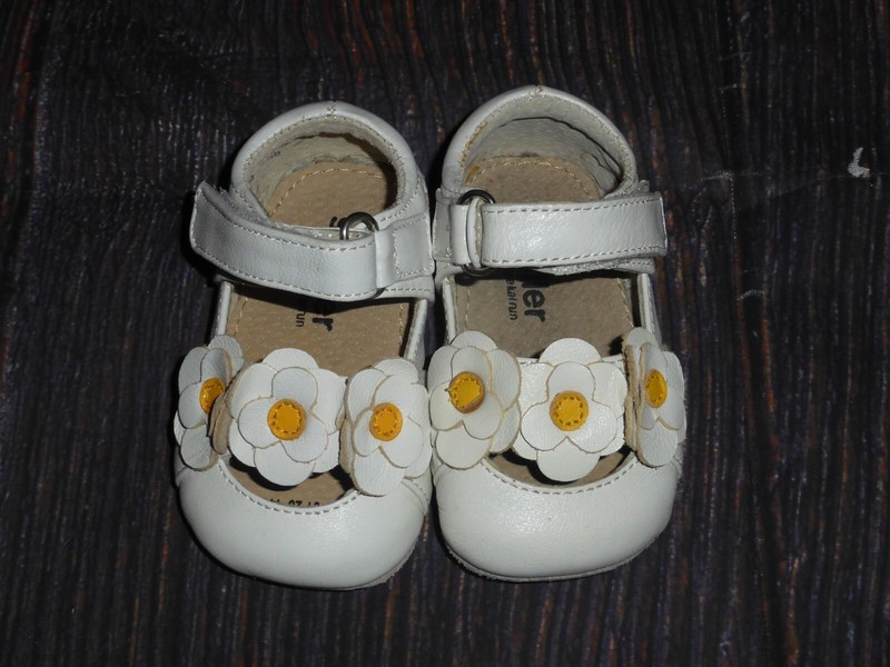 See Kai Run Baby Girls Flower Mary Janes Crib Shoes 6-9 Months