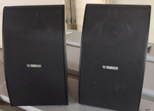 1 SET YAMAHA NS-AW592 ALL-WEATHER OUTDOOR SPEAKERS W/MOUNTING HARDWARE AND STAND