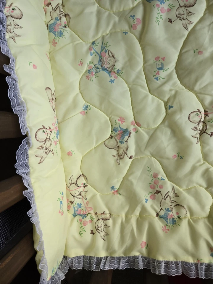 Manta cuna bebé vintage años 50 patos y conejitos amarillos con volantes encaje usada en excelente estado Foto 3 de 4