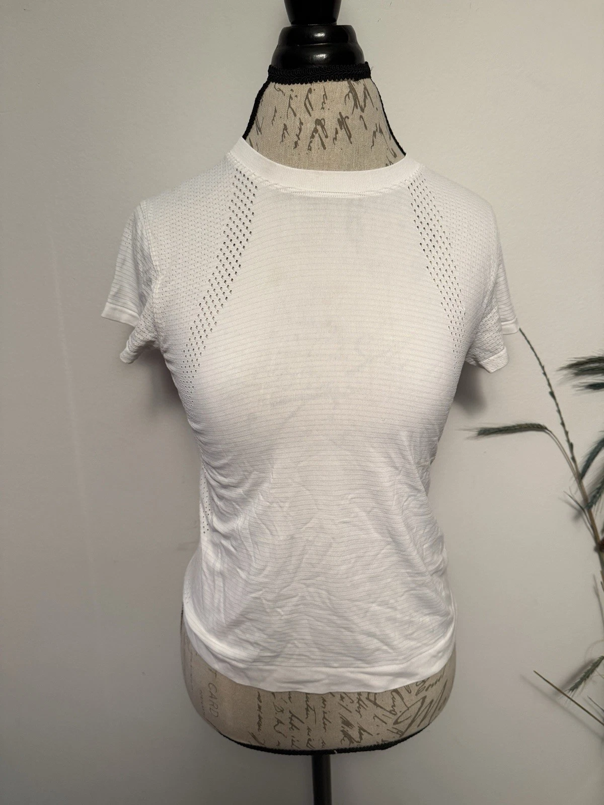 Lululemon Athletica White Short Sleeve Base Layer Top Pullover Shirt Size 4