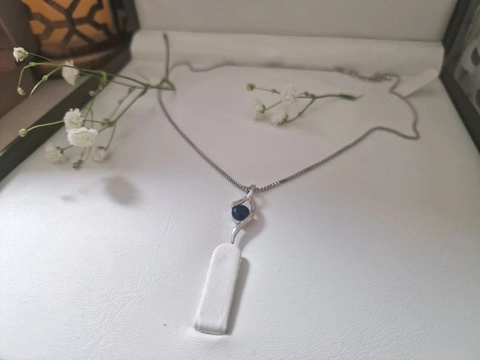 Elegante collar artístico con colgante de zafiro azul profundo con acabado en oro blanco Foto 2 de 4