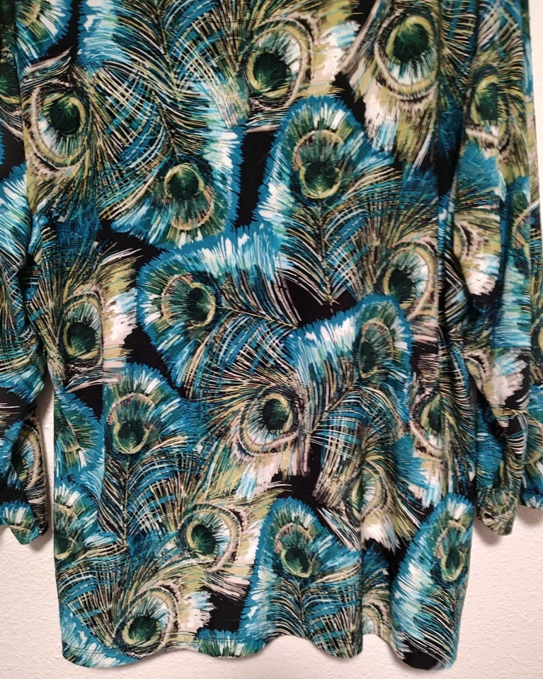 Top ajustado manga 3/4 XL con estampado de plumas de pavo real negro verde azulado de la colección JM Foto 4 de 4