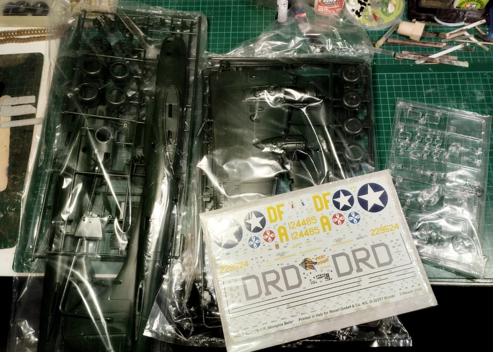 Kit REVELL - Boeing  B-17F "Memphis Belle" scala 1/48 codice. 04297 - Immagine 2 di 4