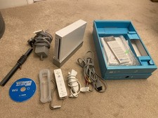 Nintendo Wii White Console Bundle with Controller in excellent condition!