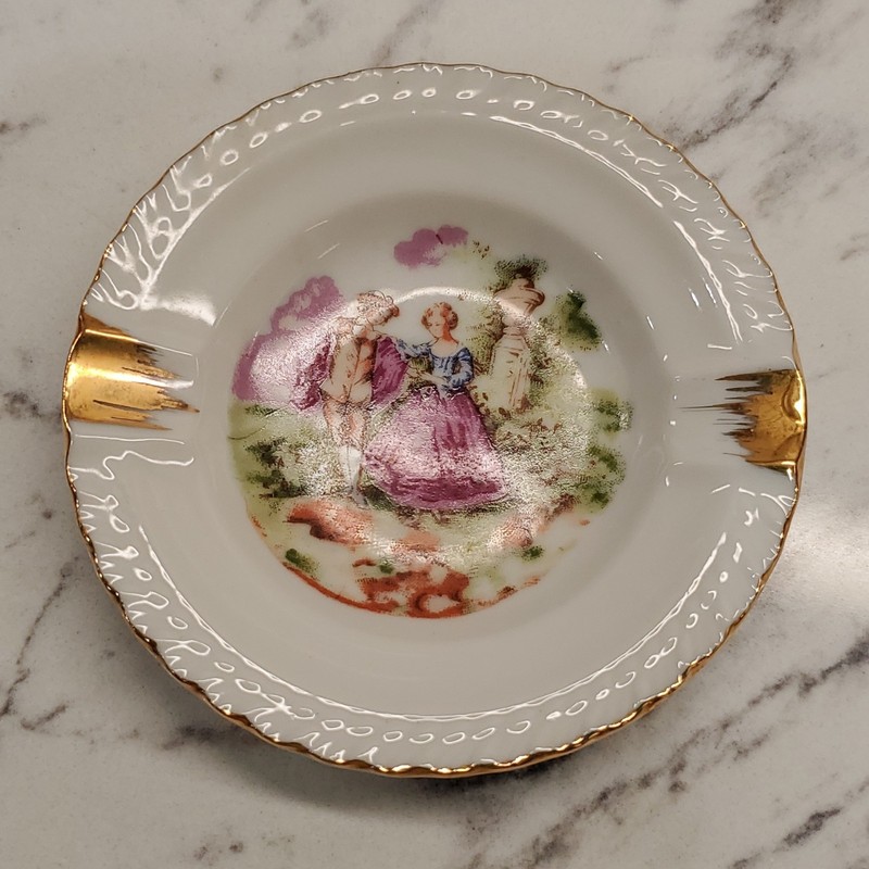 Vtg  Porcelain Round Mini Ashtray White w/ Gold Trim Romantic Couple Scene