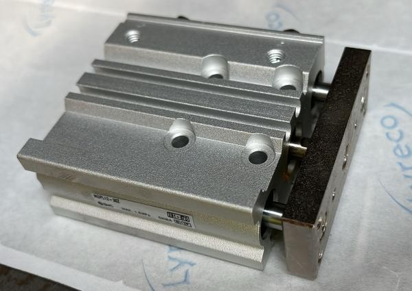 Guidage compact SMC MGPL12-30Z avec plaques de guidage anti-torsion pour vérin pneumatique