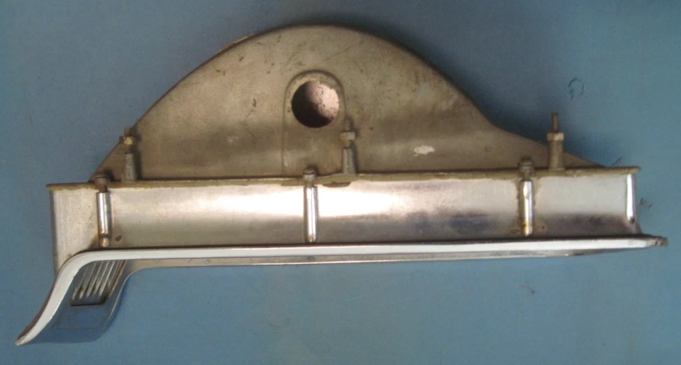 Conjunto de luces traseras derecha AMC RAMBLER MARLIN AMC 1965-1966 BISEL USADO Y JUNTA DE LENTE Foto 4 de 4