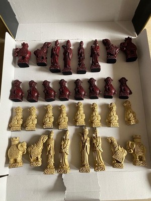 Chinesisches Schachfiguren Set rot/Elfenbein Foo Dogs Elefanten Manopoulos Resin