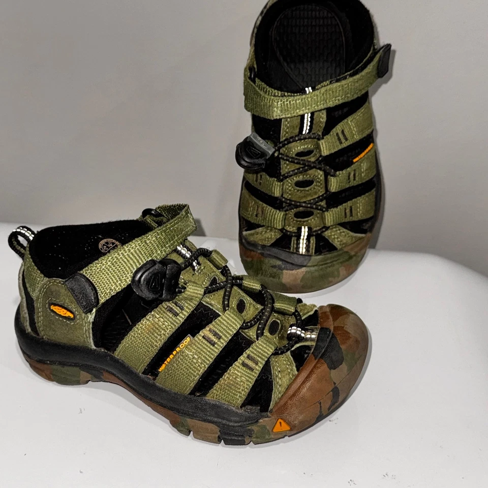 Sandálias camufladas verde oliva impermeável KEEN Kids Newport H2 sapatos de caminhada aquática 11 - Imagem 2 de 4