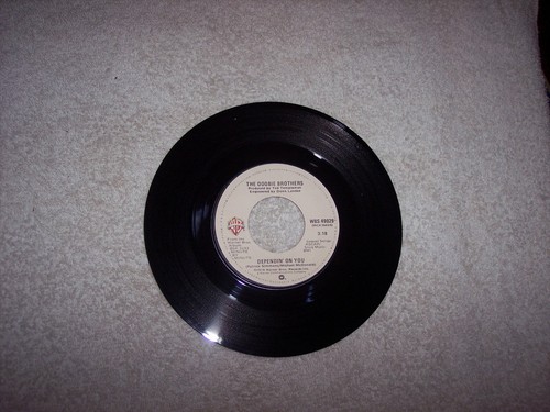 THE DOOBIE BROTHERS--HOW DO THE FOOLS SURVIVE / DEPENDIN' ON YOU 45 #1114 - Picture 4 of 4