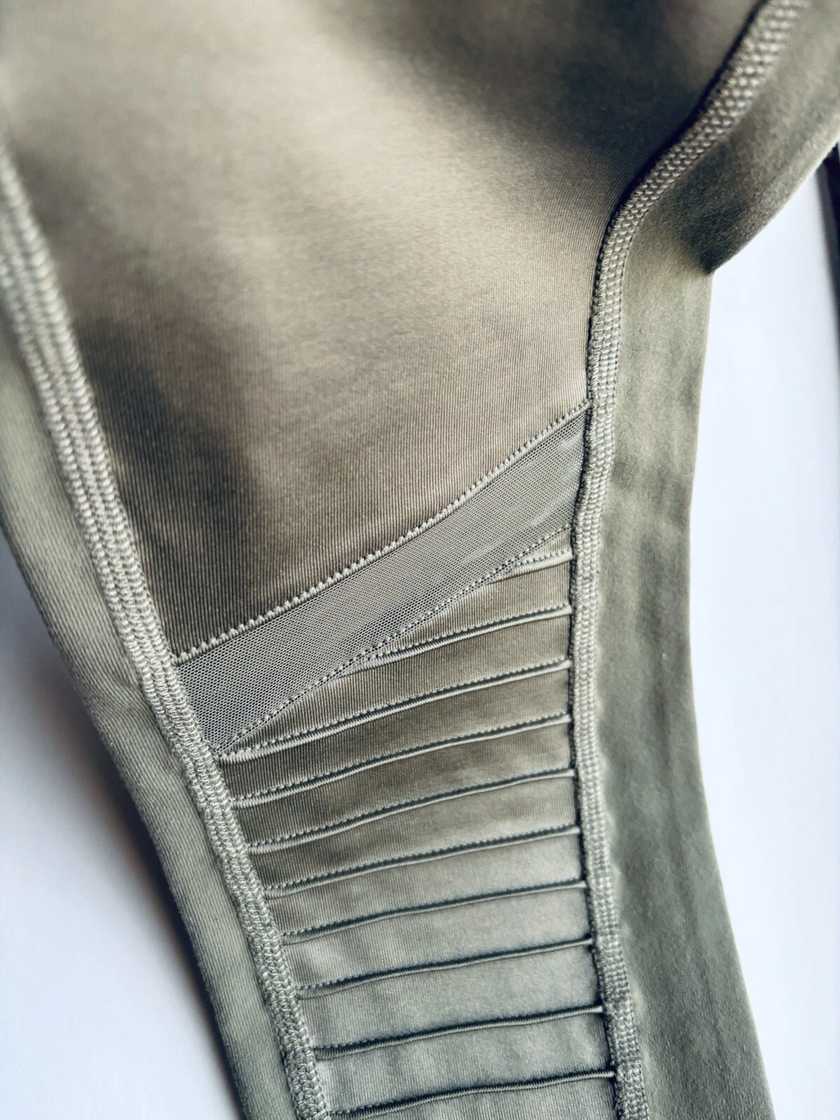 alo-yoga hunter moto amazing condition leggings