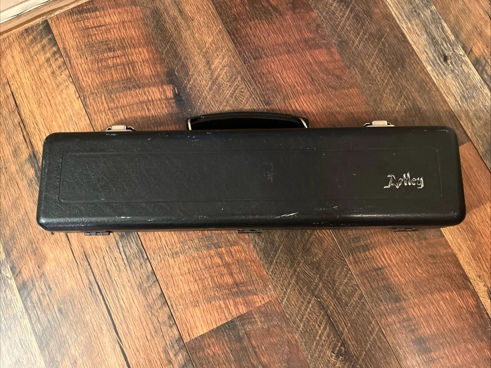 Flauta Artley 17-0 banhada a prata, EUA, furo fechado com estojo - Imagem 2 de 4