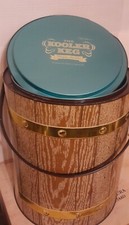 Enfriador aislante de metal con aspecto de madera sintética de mediados de siglo de colección llamado The Kooler Keg